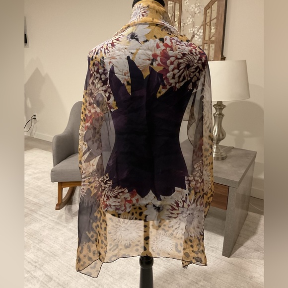 GIVENCY Beautiful and timeless, Fall  Floral Scarf . - Picture 3 of 6